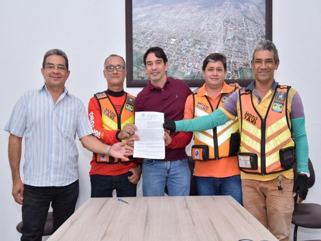 Prefeitura garante obra para Associao de Mototaxistas do Ass