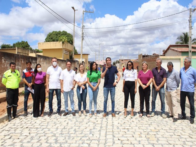 Gestores municipais visitam obra de pavimentao no bairro Dom Elizeu 