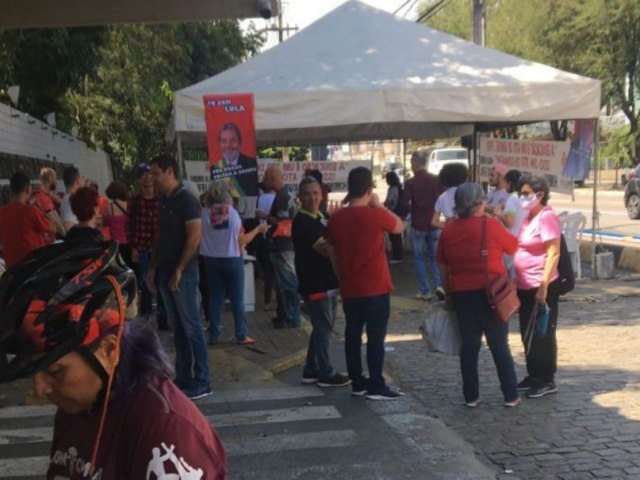 Alunos do IFRN denunciam entrega de lanches por troca de votos para Lula na frente do campus 