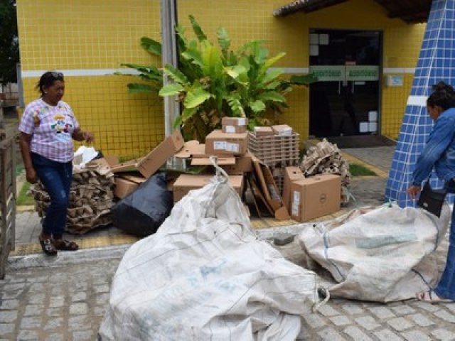 Campus do IFRN em Ipanguau doa 800 quilos de papel e papelo para associao de catadores 