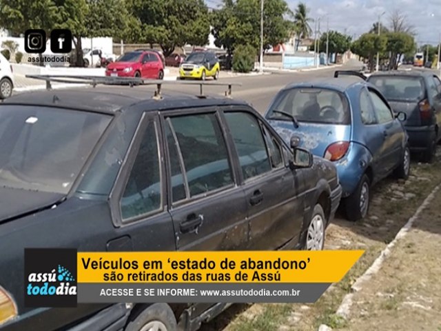 Veculos em estado de abandono so retirados das ruas de Ass 