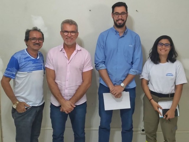 Prefeitura organiza encontro para aproximao de empresa e clube esportivo assuense