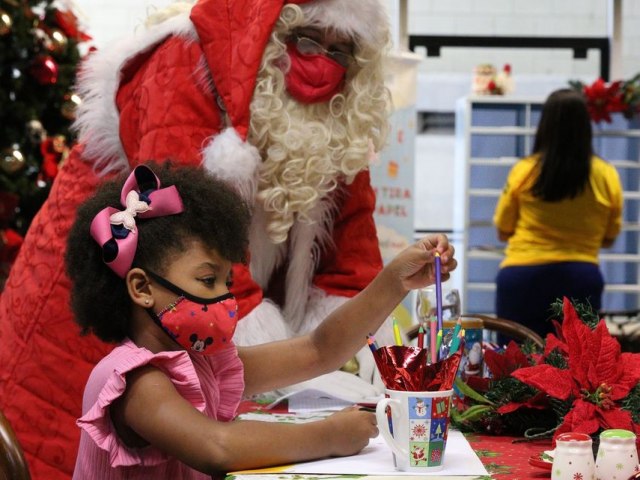 Comea a adoo das cartinhas da campanha Papai Noel dos Correios