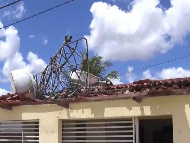    Torre pertencente a empresa fornecedora de internet desaba e atinge duas casas  