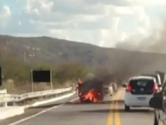 Carro capota e pega fogo na BR-427