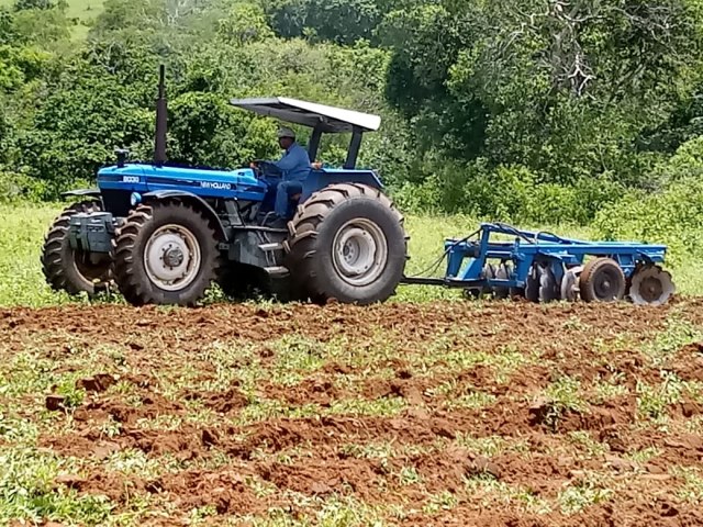 Executivo assuense define data de licitao para futura contratao de 1.500 horas de trator agrcola