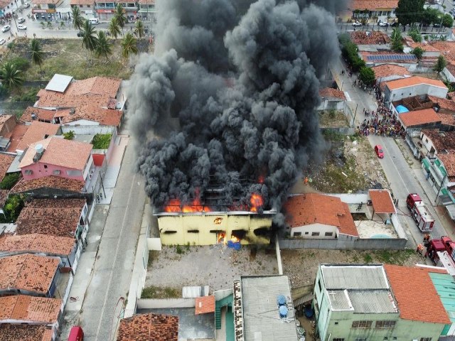 Empresa diz que fogos seriam usados ​​no rveillon de Parnamirim e que exploso aconteceu durante o descarregamento