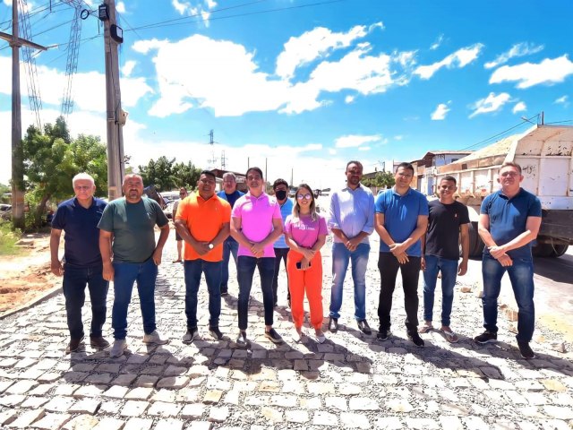 Executivo assuense realiza visita tcnica a obras de pavimentao do municpio