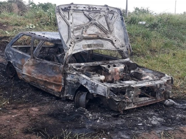 Carro que se envolveu em acidente que deixou criana ferida em Ipanguau  incendiado 