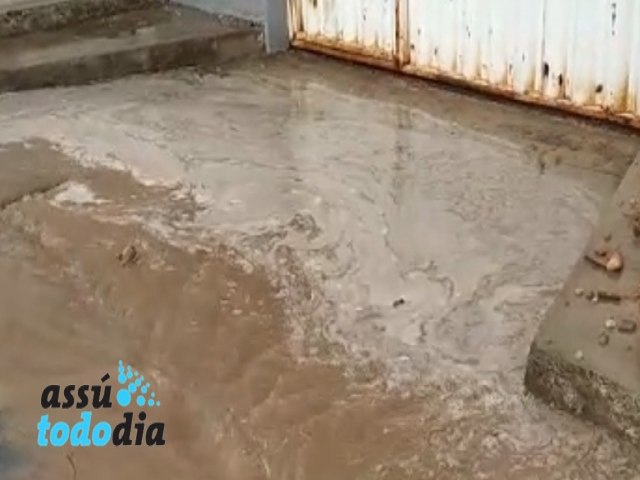 Depois do calamento na rua, casas no Feliz Ass correm risco de inundao nas prximas chuvas 