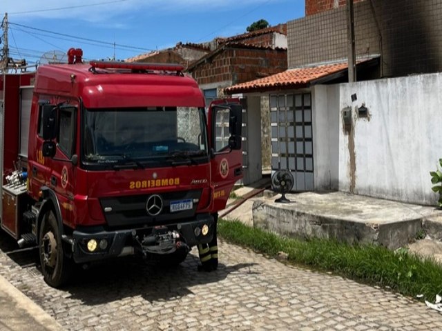 Corpo de Bombeiros combate incndio em residncia no centro de Ass 