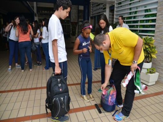 Mochilas pesadas podem causar problemas de sade no futuro