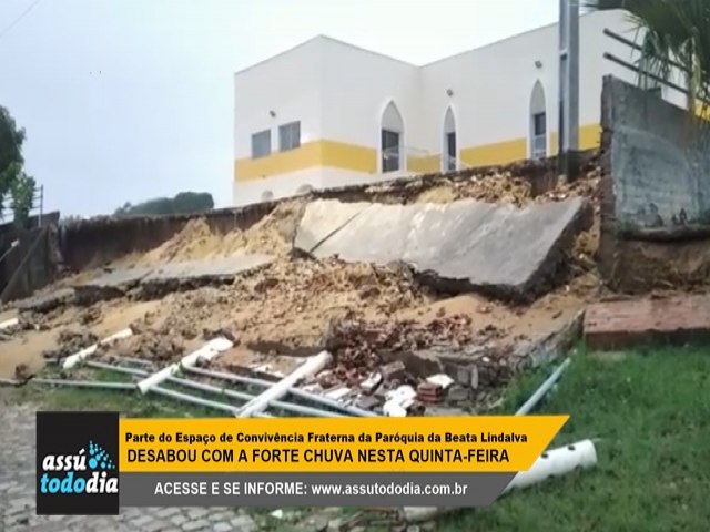 Parte do Espao de Convivncia Fraterna da Parquia da Beata Lindalva e So Cristvo desabou com a forte chuva nesta quinta-feira 