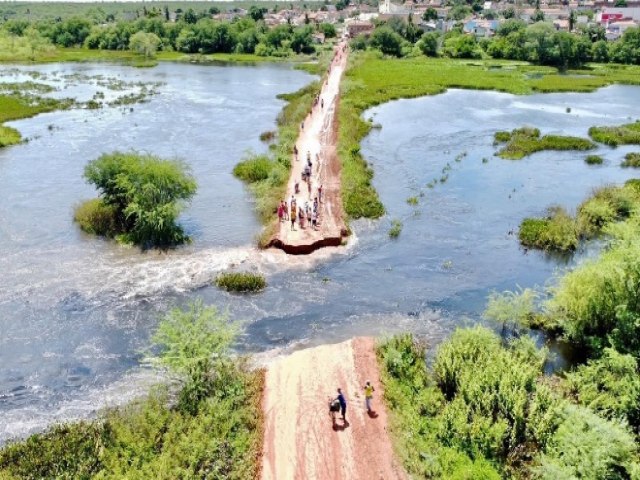 Fora das guas rompe Estrada do Camaro entre Pendncias e Porto do Mangue 