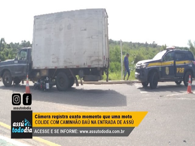 Cmera registra exato momento que uma moto colide com caminho ba na entrada de Ass  