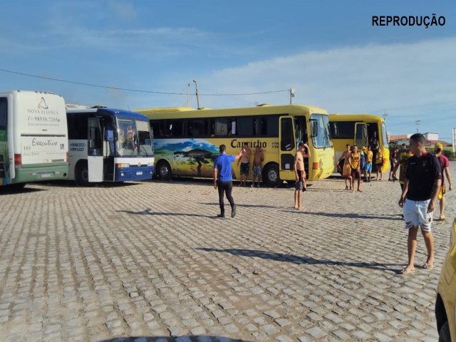 Loja de convenincia em Itaj  saqueada por torcida organizada  