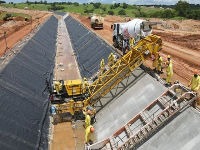 MIDR realiza detonao de rocha para continuar obra de tnel do Ramal do Apodi