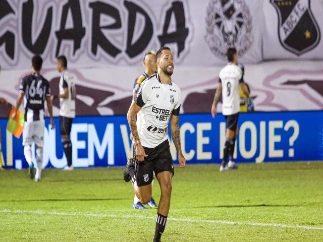 Cear supera ABC e vence a primeira na Srie B em pleno Frasqueiro