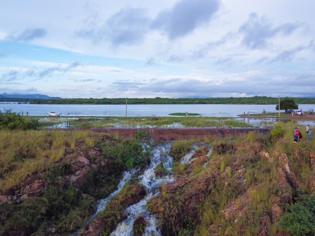 Barragem de Pau dos Ferros sangra aps 14 anos