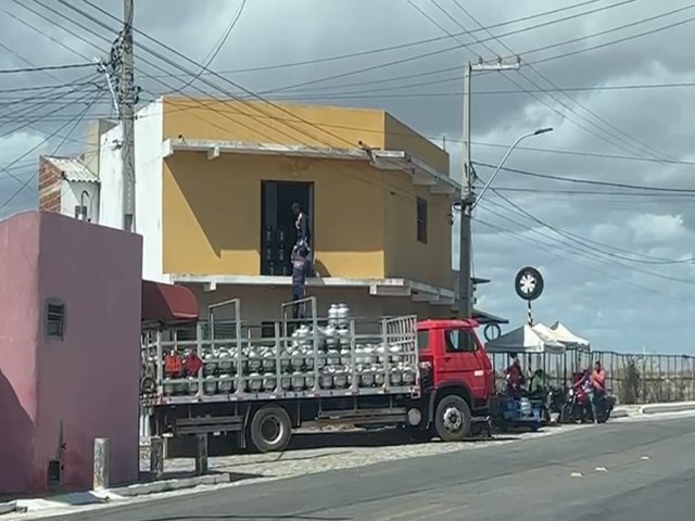 Polcia Civil prende homem em flagrante por venda irregular de gs de cozinha; 69 botijes foram apreendidos 