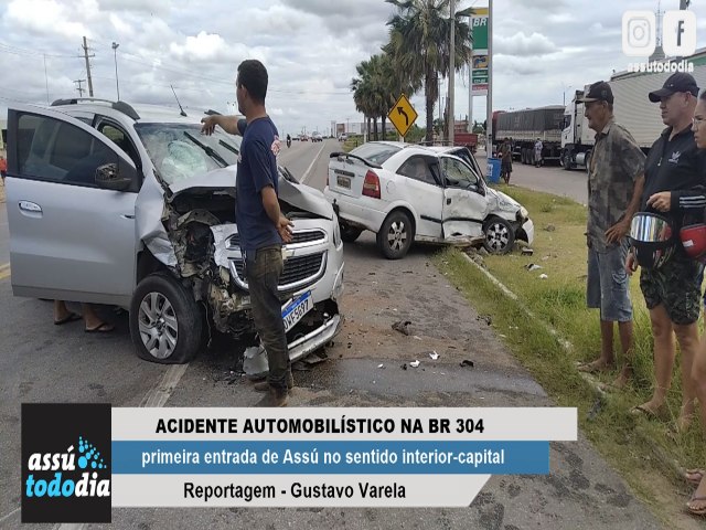 Acidente automobilstico com danos materiais  registrado na entrada de Ass 