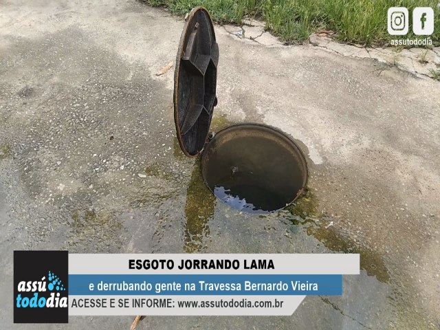 Esgoto jorrando lama e derrubando gente na Travessa Bernardo Vieira 