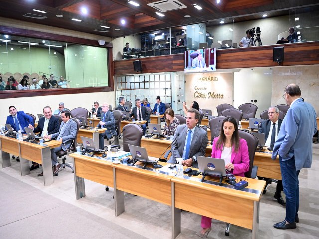 Deputados aprovam reajuste do magistrio estadual e mais nove projetos