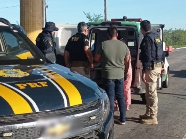 Grvida em trabalho de parto  socorrida pela PRF e levada para a maternidade 