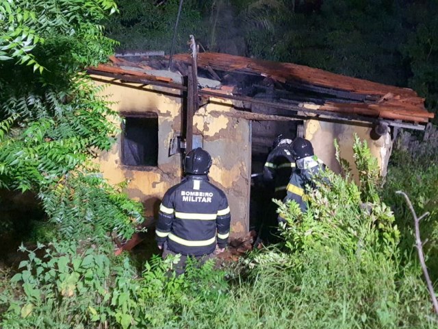 Casa pega fogo na zona rural de Ipanguau e ocorrncia  atendida pelo Corpo de Bombeiros que completa um ano em Ass nesta quarta (14) 