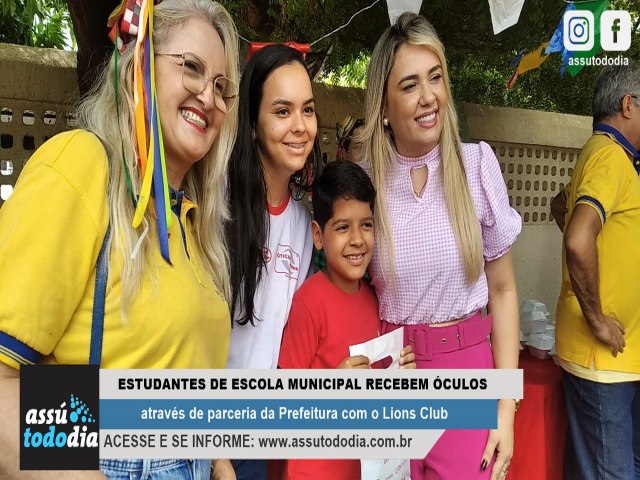 Estudantes de escola municipal recebem culos de grau atravs de parceria da Prefeitura com o Lions Club 