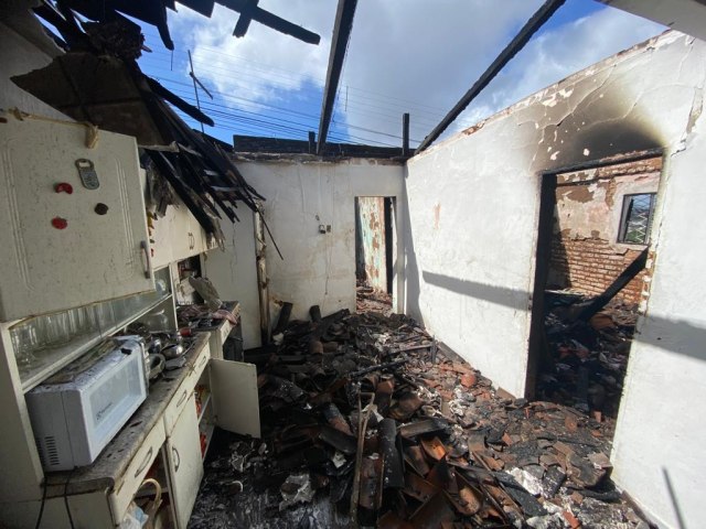 Casa pega fogo e fica destruda pelas chamas aps um curto-circuito em um ventilador 