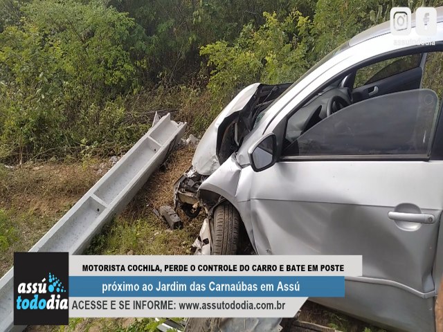 Motorista cochila, perde o controle do carro e bate em poste prximo ao Jardim das Carnabas em Ass 