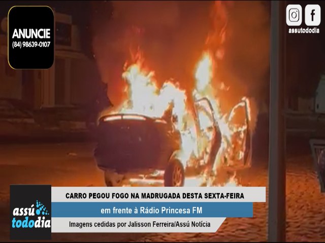 Carro pegou fogo na madrugada desta sexta-feira em frente  Rdio Princesa FM 