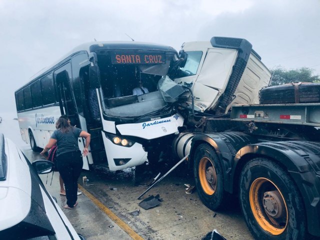 Acidente entre nibus e carreta deixa oito feridos na BR 304