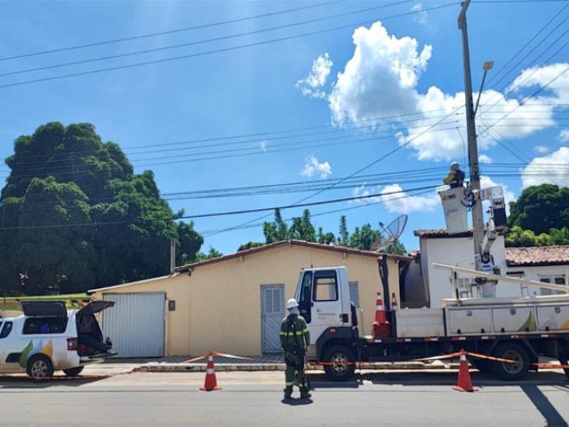 Em seis meses, Neoenergia Cosern removeu 6,5 toneladas de cabos irregulares da rede de postes de Ass