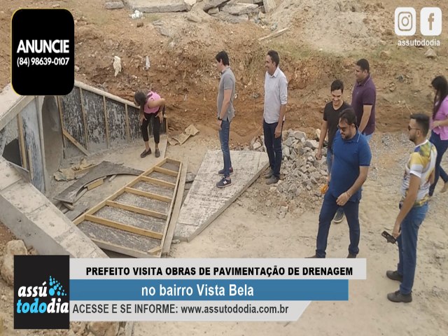 Prefeito visita obras de pavimentao de drenagem bairro Vista Bela