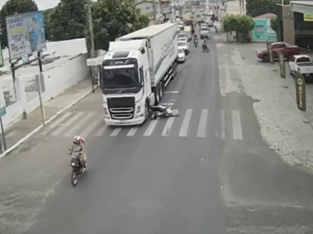 Por pouco mulher no  esmagada por carreta prximo ao semforo do INSS em Ass 