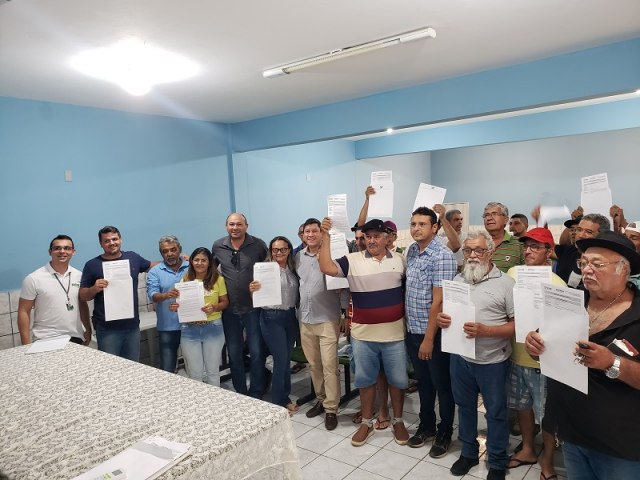 Agricultores irrigantes da Regio de Ass recebem Dispensas de Licena do Idema