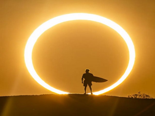 Italo Ferreira posa para foto indita durante eclipse solar no RN