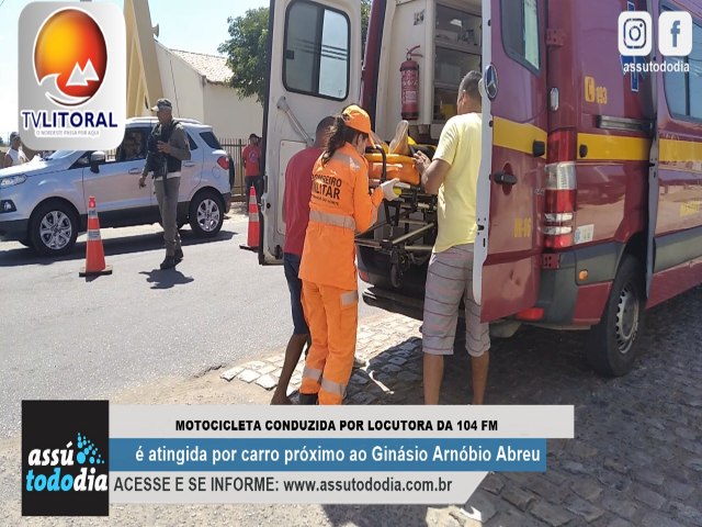 Moto conduzida por locutora da 104 FM é atingida por um carro próximo ao Ginásio Arnóbio Abreu 