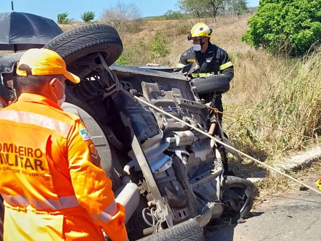 Coliso entre carro e caminho deixa duas pessoas mortas e trs feridas na BR-304 