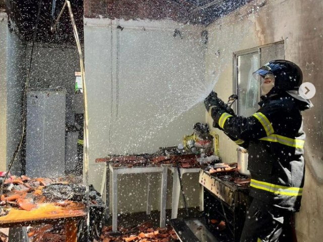 Incndio iniciado enquanto mangueira do registro de gs de cozinha era trocada deixa casa destruda  