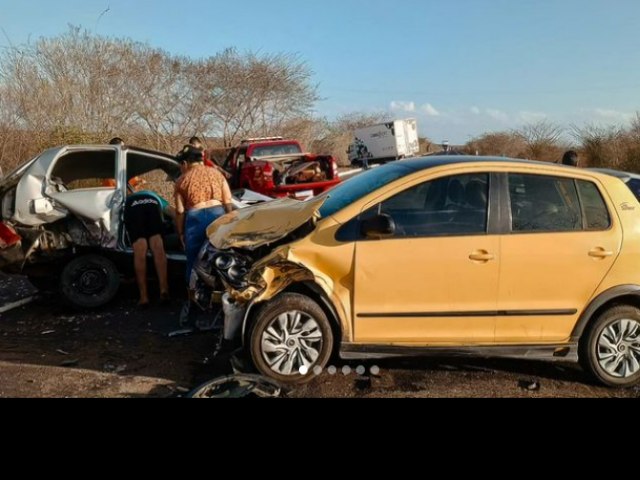 BR 304: Corpo de Bombeiros resgata vtima presa s ferragens aps coliso envolvendo trs veculos entre Ass e Mossor 