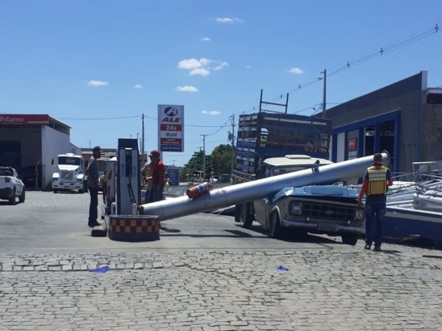 Homem fica ferido aps teto de posto de combustvel ser arrancado por forte ventania e atingir carro 