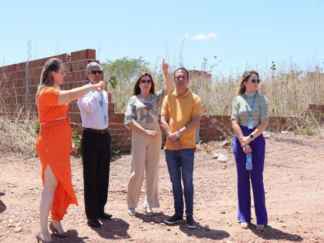 Representantes da CAIXA fazem visita tcnica a terreno que abrigar projeto habitacional 