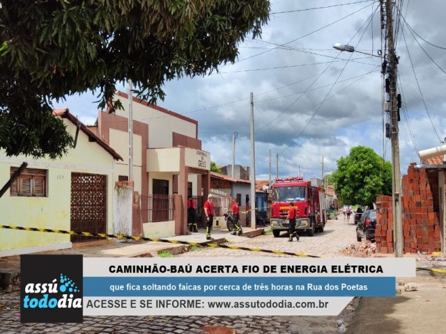 Caminho-ba atinge e arrebenta fio de energia eltrica na Rua dos Poetas 