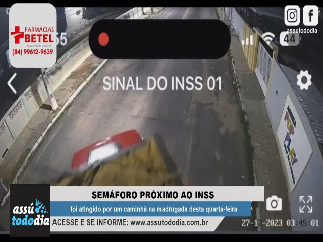 Semforo prximo ao INSS foi atingido por parte da carga de um caminho na madrugada desta quarta-feira 