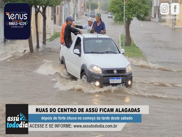 Ruas do centro de Ass ficaram alagadas com a chuva deste sbado