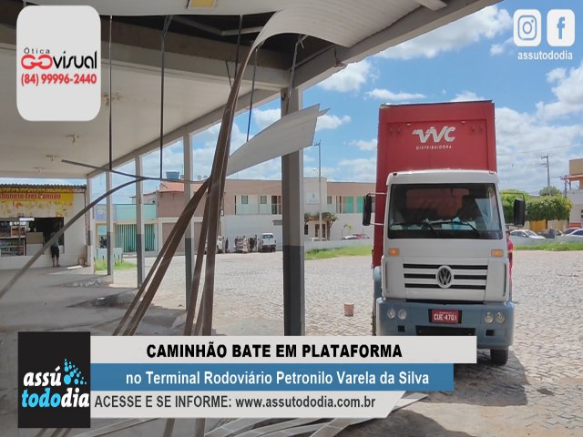 Caminhão bate em plataforma no Terminal Rodoviário Petronilo Varela da Silva 