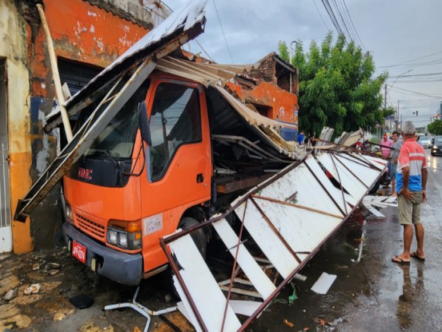 Chuva forte deixa estragos em Mossor